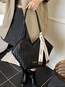 Sac fourre-tout noir tissé à coupe en V avec foulard décoratif élégant pour femmes