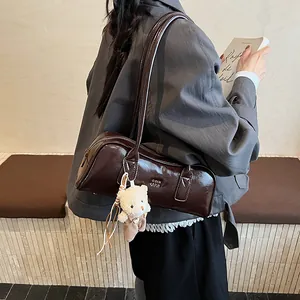 Glänzende dunkelbraune Boston-Schultertasche mit süßem Plüschbär-Anhänger