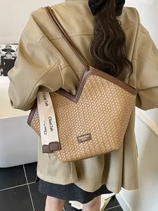 Sac fourre-tout tissé pour femme avec bordure en cuir marron et bandoulière chic