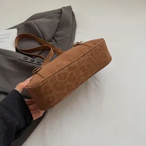 Details der Bowlingtasche aus Wildleder mit Leopardenmuster am Boden und Riemen