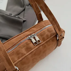 Nahaufnahme des silbernen Doppelreißverschlusses der braunen Bowlingtasche