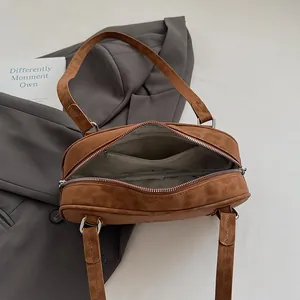 Draufsicht der braunen Handtasche in Wildlederoptik mit Innenfach und Reißverschluss