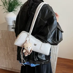 Nahaufnahme einer weißen Bowling-Tasche mit GGHN-Metalllogo und Bärenanhänger