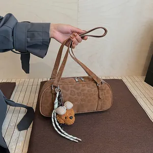 Bowlingtasche mit Leopardenmuster, Markenlogo und süßem Teddybär-Anhänger Detail