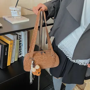 Detailansicht der braunen Handtasche mit Leopardenmuster und süßem Teddybär-Anhänger