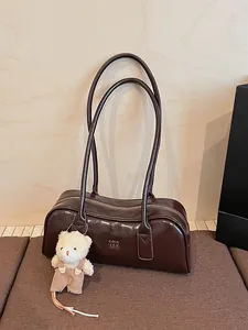 Vintage PU-Leder Unterarm Schultertasche Für Damen 2025 Neue Mode Einfarbig Boston Handtasche Mit Plüschbären-Anhänger