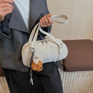 Weiße Bowling-Handtasche mit Plüschbären-Anhänger und strukturierter Lederoptik