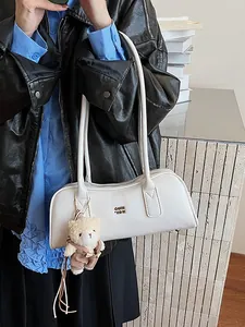 Weiße Vintage Boston-Tasche mit süßem Bärenanhänger und glatter Leder-Optik für Damen