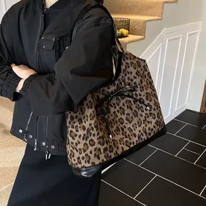 Grand sac cabas en suédine léopard avec lanières en cuir noir et nœud décoratif