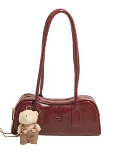 Dunkelrote Lackleder Boston Bag mit dünnen Trägern und süßem Teddybär-Anhänger