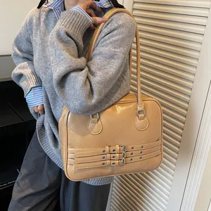 Dettaglio borsa a spalla in pelle PU kaki con tre fibbie in argento vintage