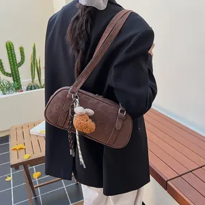 Dunkelbraune Bowlingtasche mit Leopardenmuster und Bärchen-Anhänger im Lifestyle-Stil