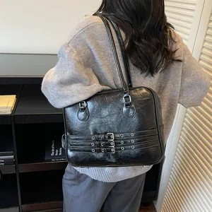 Dettaglio della borsa a spalla in pelle PU nera con tre fibbie in argento vintage
