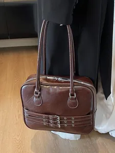 Grande borsa minimalista in pelle marrone con fibbie argentate per ufficio da donna