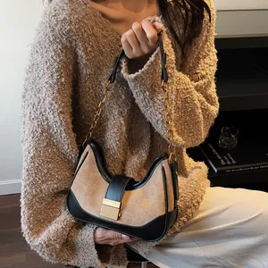Bolso hobo de ante beige con ribete de cuero negro y correa de cadena dorada