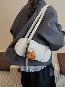 Minimalistische beige Bowling-Schultertasche mit Teddy-Anhänger und Karo-Lanyard