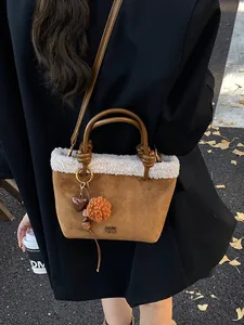 Braune Wildleder-Eimertasche mit weißem Kunstfellbesatz und Ledergriffen für herbstliche Mode