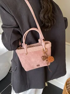 Rosa Mini-Shopper aus Wildlederimitat mit Plüschbesatz, Herzanhänger und Gurt