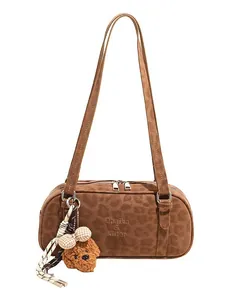 Braune Bowling-Handtasche mit Leopardenmuster, Wildlederoptik und Plüsch-Anhänger