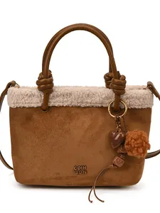 Braune Wildleder-Eimertasche mit Plüsch-Besatz und dekorativem Herzanhänger für Damen