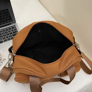 Sac bandoulière en nylon marron avec poches multiples et intérieur spacieux quotidien