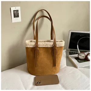 Braune Wildledertasche mit weißem Lammfellbesatz und verstellbaren Lederriemen