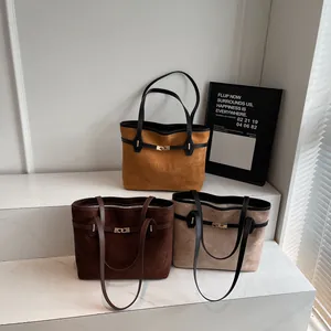 Trois sacs cabas minimalistes en cuir mat jaune, marron et beige avec boucles dorées