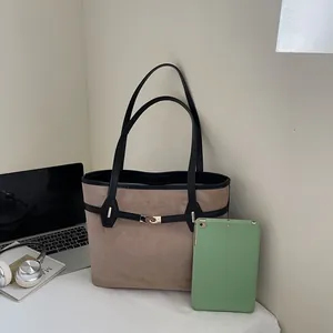 Sac cabas en daim marron présenté avec un ordinateur pour montrer sa grande capacité