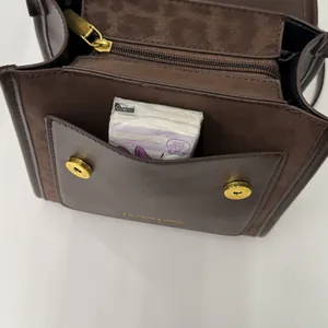 Vue de dessus de l'intérieur du sac à dos en cuir marron avec fermeture éclair