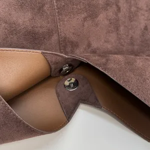 Détail du fermoir magnétique en métal et de la texture en daim mat du sac à main