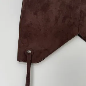 Détail du cabas en daim marron foncé avec coutures précises et œillet métallique argenté