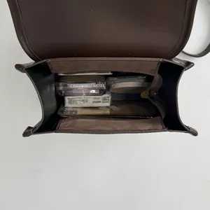 Vue de dessus de l'intérieur du sac à dos en cuir marron avec compartiment et zip