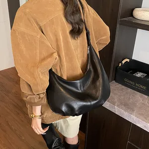 Gros plan sur le sac lune noir avec grande capacité et bandoulière réglable pratique