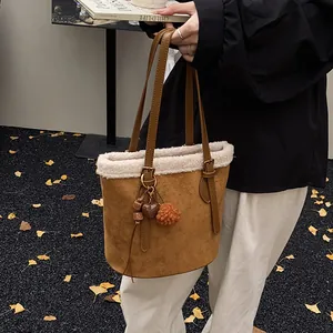 Detailansicht der braunen Wildleder-Beuteltasche mit Pelzbesatz und Herz-Anhänger