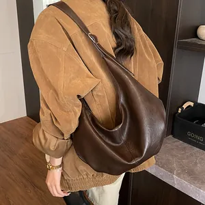 Grand sac hobo marron foncé avec bandoulière réglable et détails de boucles en métal argenté