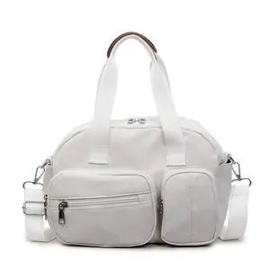 Sac à bandoulière blanc en nylon multi-poches avec sangle et poignées en cuir chic