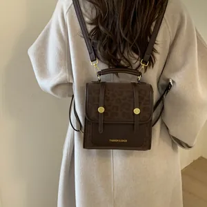 Vue détaillée d'un sac à dos vintage marron foncé avec imprimé léopard et texte de mode