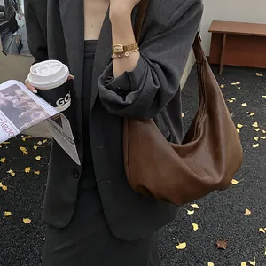 Sac hobo en cuir marron avec fermeture éclair et coutures doubles pour le style d'automne