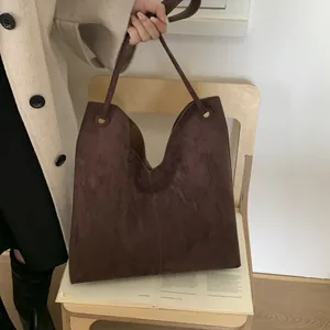 Vue détaillée de la texture mate douce et de la grande capacité de ce sac fourre-tout marron