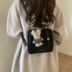 Mini sac à dos noir avec détails léopard et charm ours en peluche porté par le mannequin
