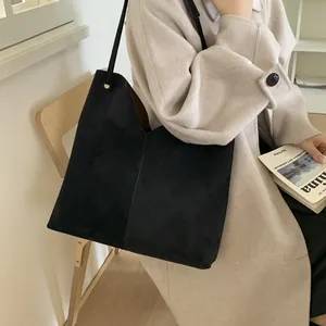 Vue détaillée du grand sac cabas noir en suédine avec découpe en V et fines lanières