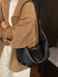 Sac hobo minimaliste noir en similicuir souple en forme de demi-lune pour un usage quotidien