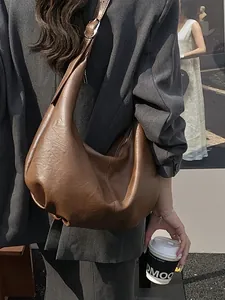 Sac à bandoulière hobo vintage en cuir marron foncé avec sangle réglable et texture plissée