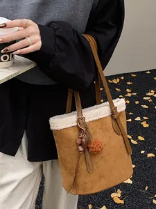 Vintage-Eimertasche aus Wildleder mit weißem Pelzbesatz und Schultergurt für den Herbst