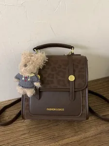 Sac à Dos Femme Vintage en Cuir PU Imprimé Léopard Mode Sac à Main Rétro Sac à Bandoulière Décontracté Avec Pendentif Ours en Peluche
