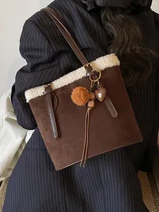 Braune Wildleder-Eimertasche mit weißem Kunstfellbesatz und Anhänger für Damen