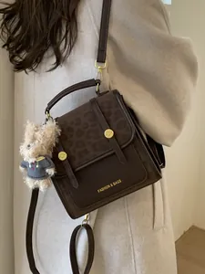 Sac à bandoulière marron rétro avec rabat léopard et breloque lapin en peluche