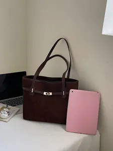 Grand sac cabas vintage en daim marron foncé avec boucle dorée pour le travail quotidien