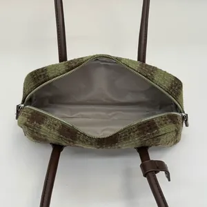 Vue détaillée du compartiment intérieur en satin et du zip du sac à main à carreaux en peluche