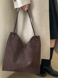 Sac cabas minimaliste en daim marron foncé avec ouverture en V et fines bandoulières